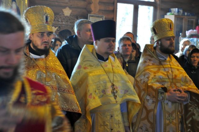 Episkop-Feodosii-Sovershil-Osvjaschenie-Хrama-10
