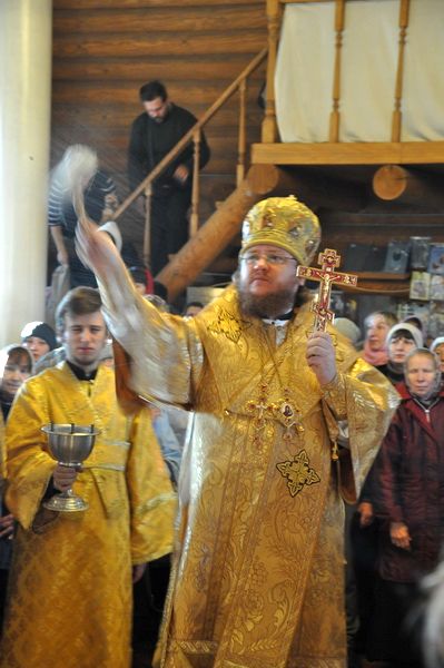 Episkop-Feodosii-Sovershil-Osvjaschenie-Хrama...