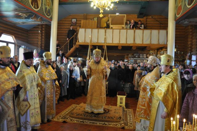 Episkop-Feodosii-Sovershil-Osvjaschenie-Хrama-12