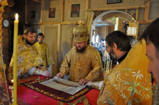Episkop-Feodosii-Sovershil-Osvjaschenie-Хrama-13