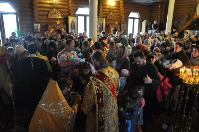 Episkop-Feodosii-Sovershil-Osvjaschenie-Хrama-17